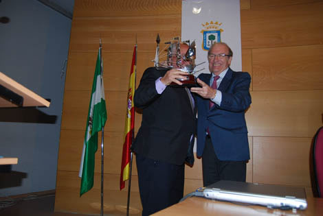El Alcalde de Huelva entrega el premio de homenaje a Jorge Barroso